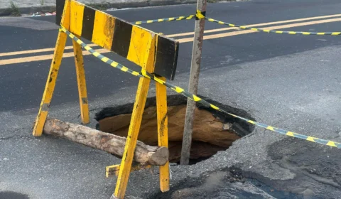 Moradores do São José Operário denunciam cratera que atrapalha trânsito na rua José Romão
