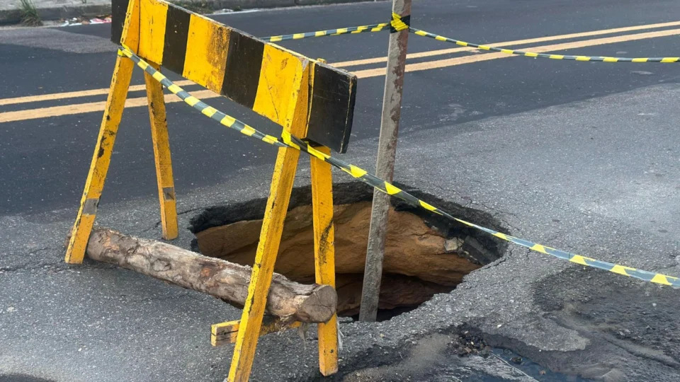 Moradores do São José Operário denunciam cratera que atrapalha trânsito na rua José Romão