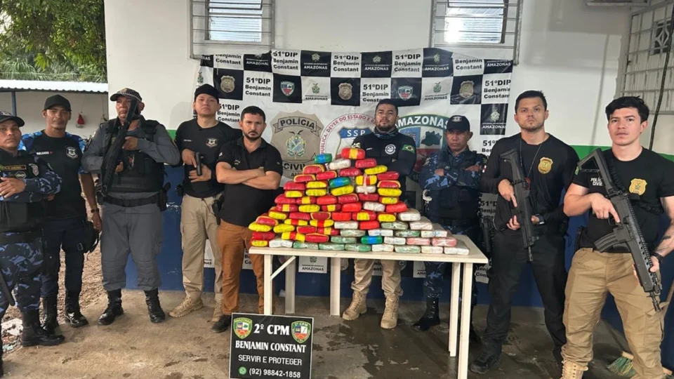 Polícia apreende 71 tabletes de drogas em embarcação no porto de Benjamin Constant