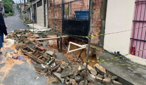Cratera na rua Pedra Bela ameaça residências no bairro Tancredo Neves