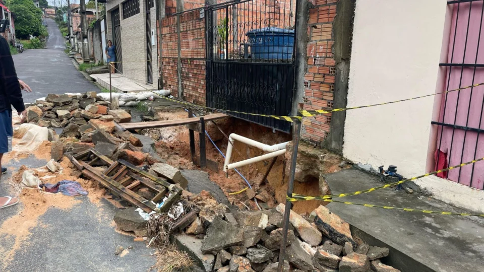 Cratera na rua Pedra Bela ameaça residências no bairro Tancredo Neves