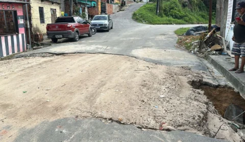 Cratera volta a se abrir após chuvas na rua Carauari, no bairro Grande Vitória