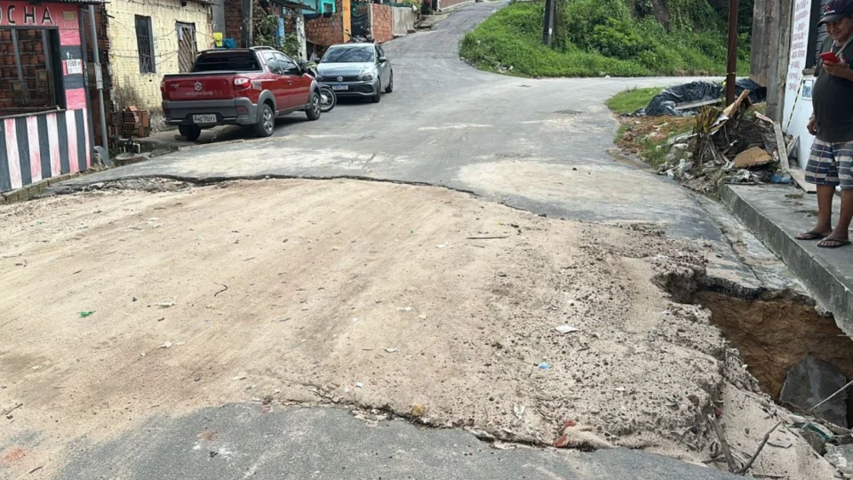 Cratera volta a se abrir após chuvas na rua Carauari, no bairro Grande Vitória