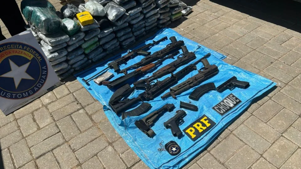 PRF apreende 150 kg de skunk e armamento pesado em caminhão na BR-319