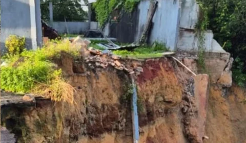 Cratera destrói casa em Manaus; morador é multado pela prefeitura após alertar sobre risco