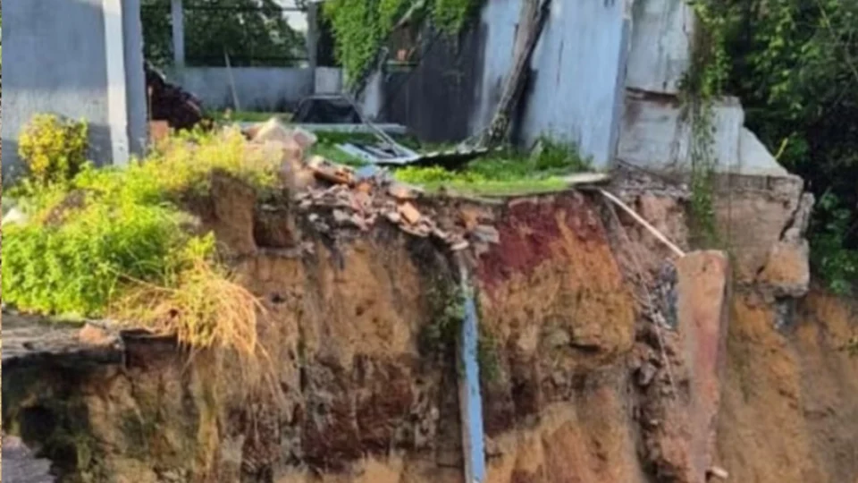 Cratera destrói casa em Manaus; morador é multado pela prefeitura após alertar sobre risco