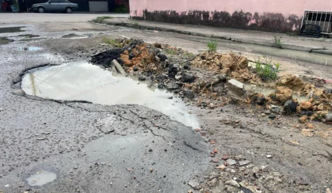Moradores do Cidade Nova 2 cobram solução para buracos que causam transtornos há mais de um ano