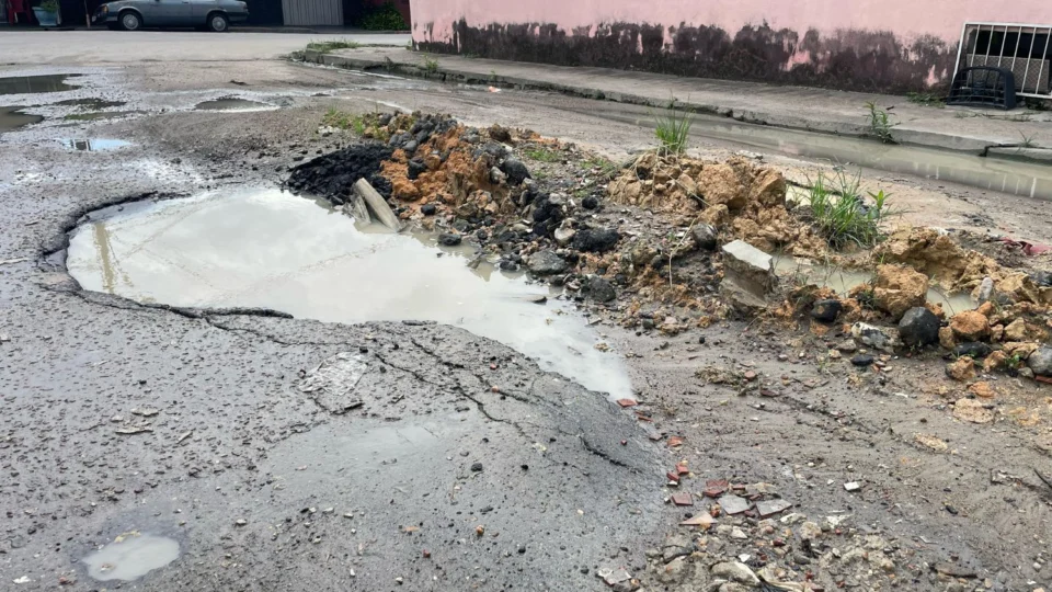 Moradores do Cidade Nova 2 cobram solução para buracos que causam transtornos há mais de um ano