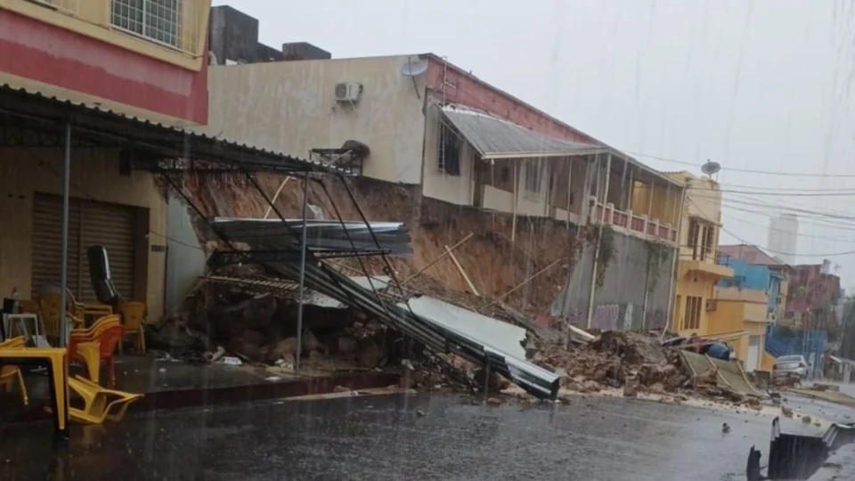 Desabamento de barranco no bairro Praça 14 destrói muro e carros em Manaus