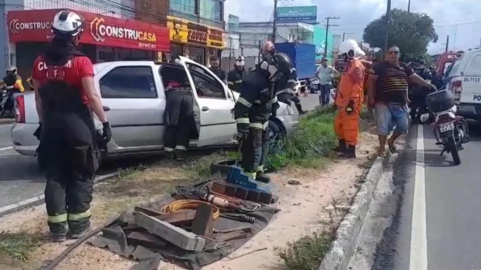 Grave acidente compromete trânsito na Alameda Cosme Ferreira em Manaus