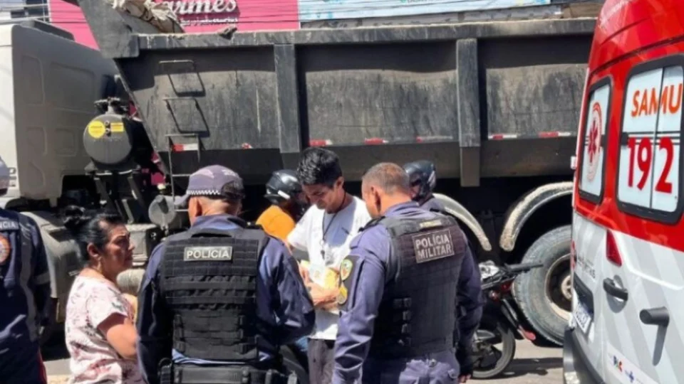 Idosa é atropelada por caminhão enquanto atravessava faixa de pedestres em Manaus