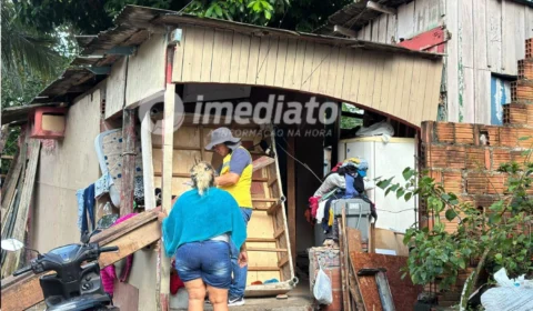 Casa desaba após forte chuva no bairro Colônia Terra Nova