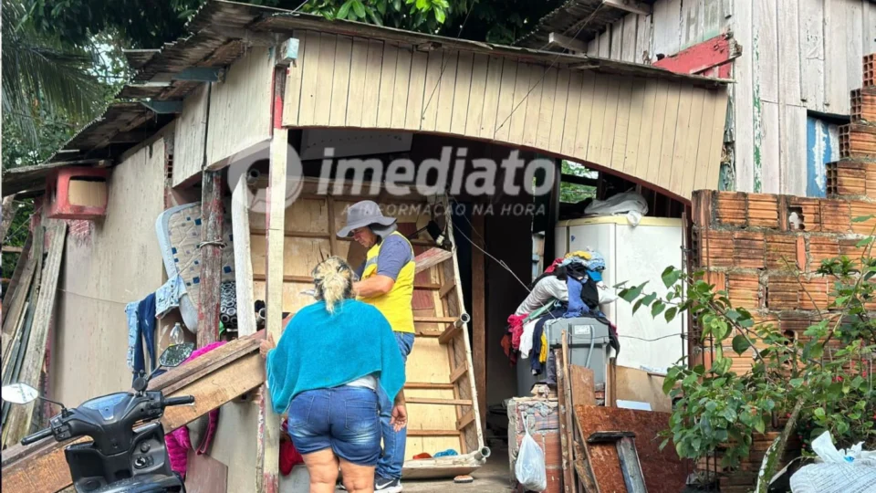 Casa desaba após forte chuva no bairro Colônia Terra Nova