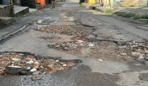 Moradores da Compensa 2 enfrentam dificuldades com buracos nas ruas de Manaus