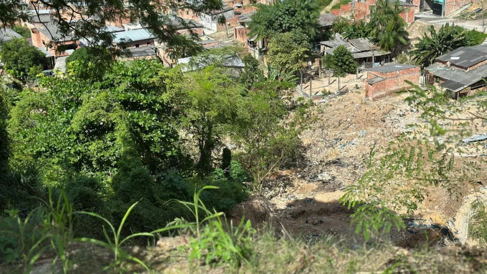 Moradores da comunidade Fazendinha 2 pedem soluções após deslizamento de Terra