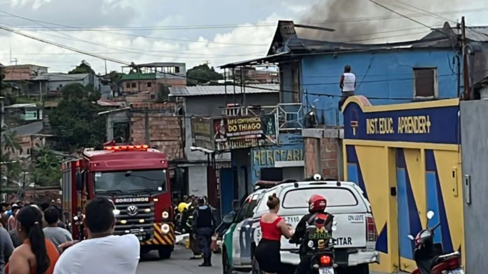VEJA VÍDEO: Incêndio atinge casa no bairro Novo Reino, em Manaus