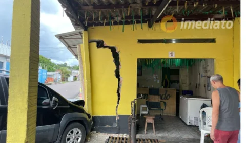 Carro atinge estabelecimento comercial no Conjunto Boas Novas