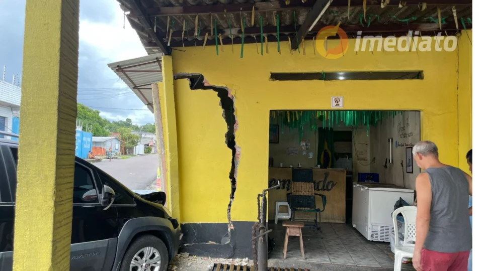 Carro atinge estabelecimento comercial no Conjunto Boas Novas