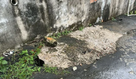 Moradores do bairro Aleixo cobram solução para falta de infraestrutura e risco de desabamento