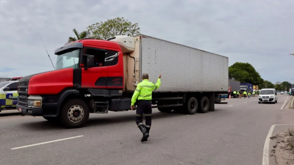 Operação ‘Carga Pesada’ reforça segurança e combate irregularidades no trânsito de Manaus