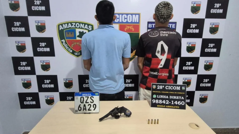 PM-AM prende dois suspeitos e apreende arma e moto na Colônia Antônio Aleixo