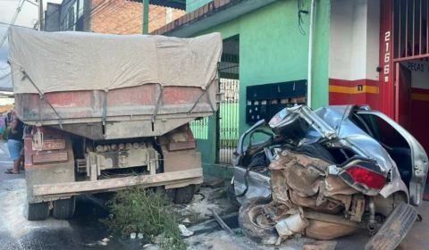 Caminhão perde o controle e destrói dois veículos no bairro Nossa Senhora de Fátima, em Manaus