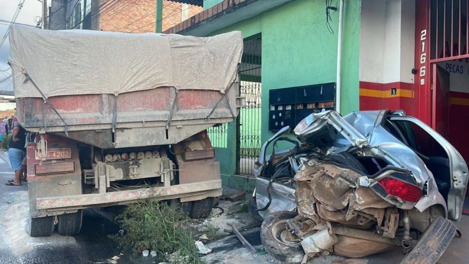 Caminhão perde o controle e destrói dois veículos no bairro Nossa Senhora de Fátima, em Manaus