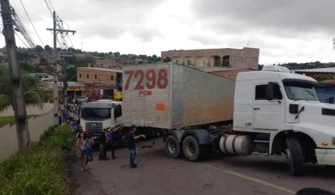 Carreta se desprende de cavalo mecânico e atinge residência no Jorge Teixeira