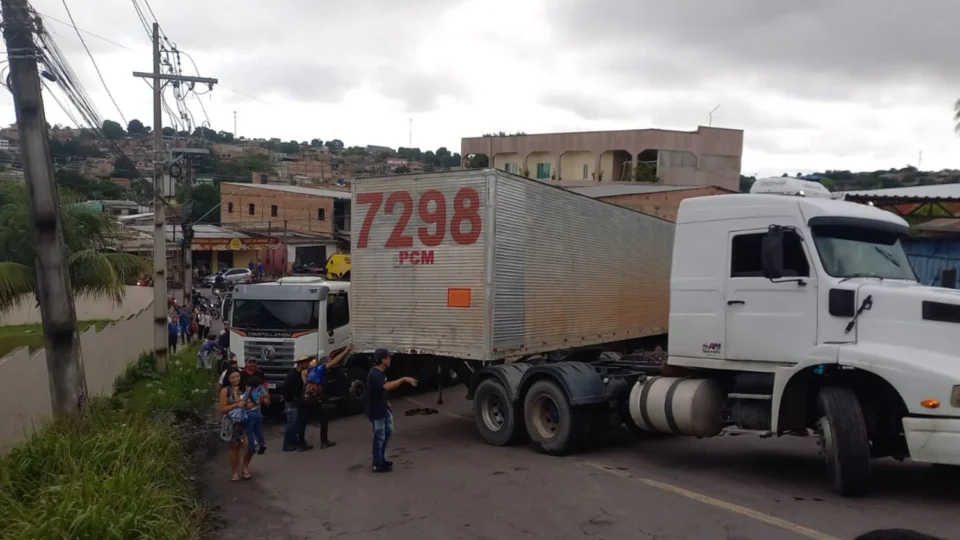 Carreta se desprende de cavalo mecânico e atinge residência no Jorge Teixeira