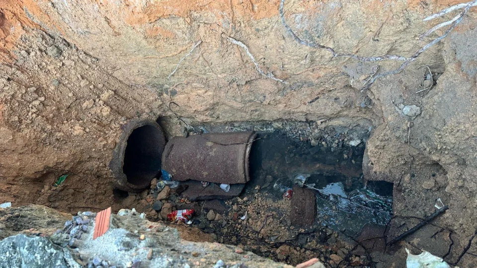 Moradores do bairro Novo Aleixo sofrem com buracos e descanso da Prefeitura
