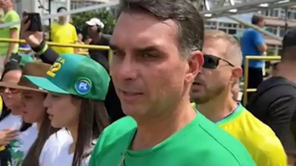 Flávio Bolsonaro critica “alexandrismo” e defende anistia para presos do 8 de janeiro