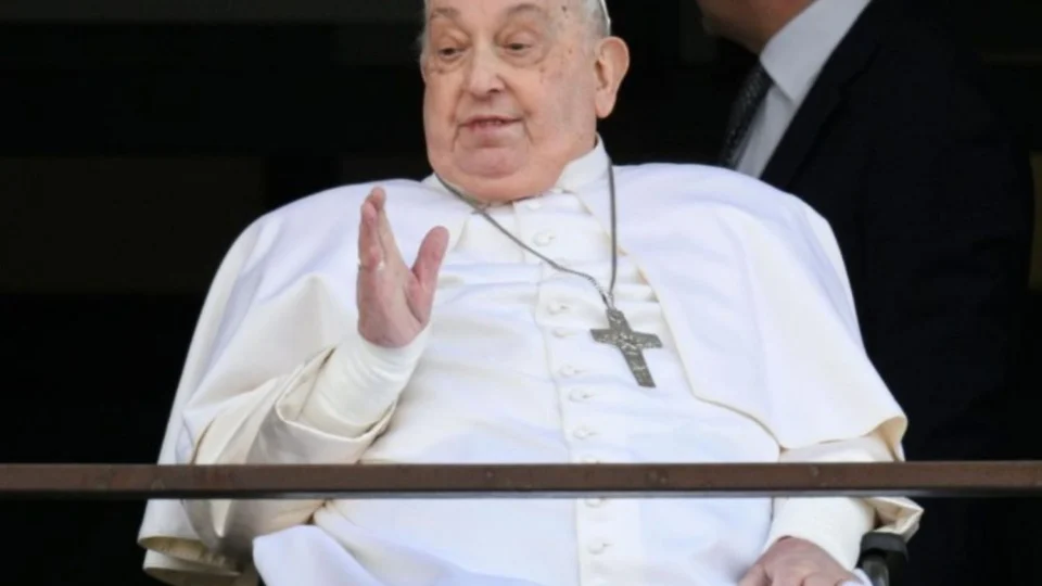 Papa Francisco deixa o hospital após quase 40 dias internado