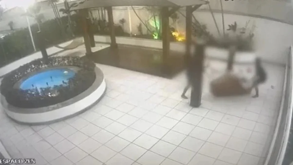 VEJA VÍDEO: menina morre ao ser atingida por pilastra durante brincadeira em balanço