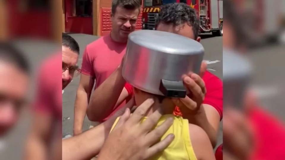 VEJA VÍDEO: mãe se desespera após criança prender cabeça em panela de pressão