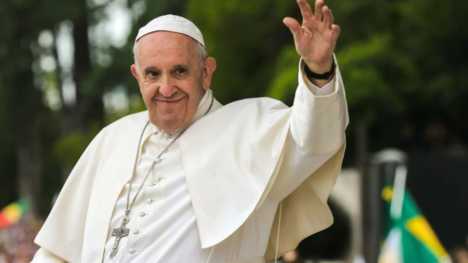 Papa Francisco segue estável e sem febre após crise respiratória, diz Vaticano