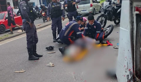 Casal cobre placa de moto com sacola plástica, foge de blitz, é perseguido e sofre acidente na zona Leste