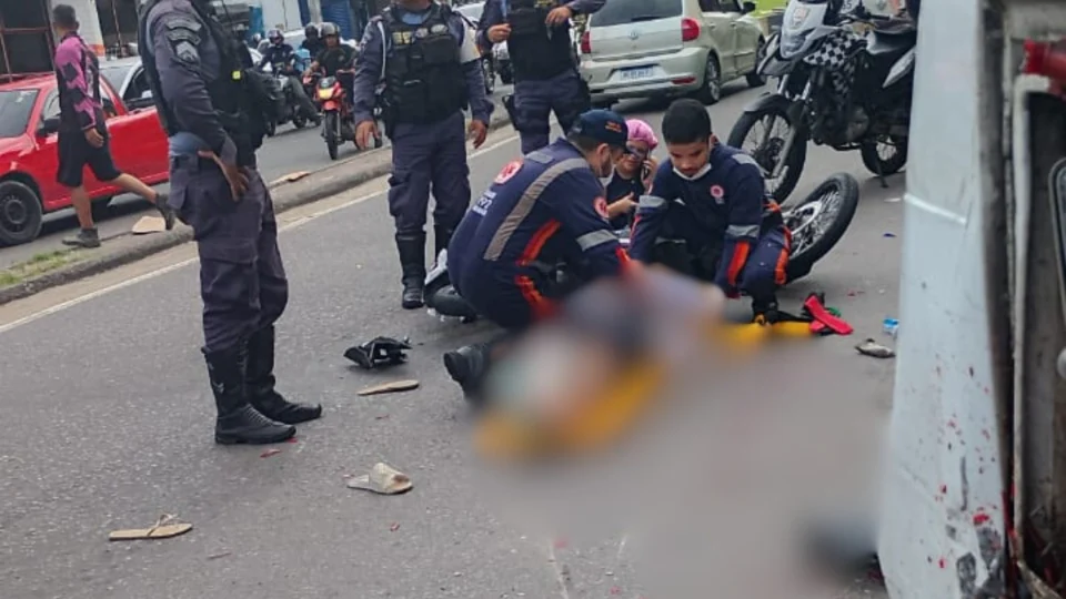 Casal cobre placa de moto com sacola plástica, foge de blitz, é perseguido e sofre acidente na zona Leste