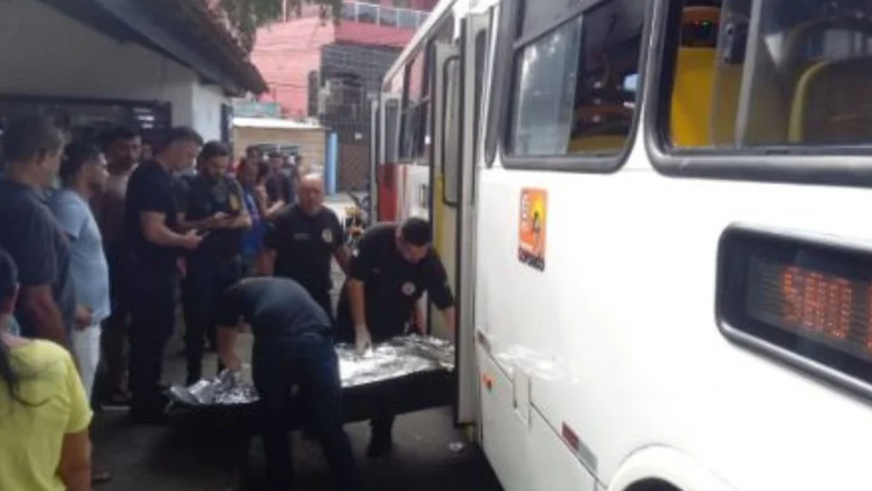 Homem morre após sofrer mal súbito dentro de ônibus em Manaus