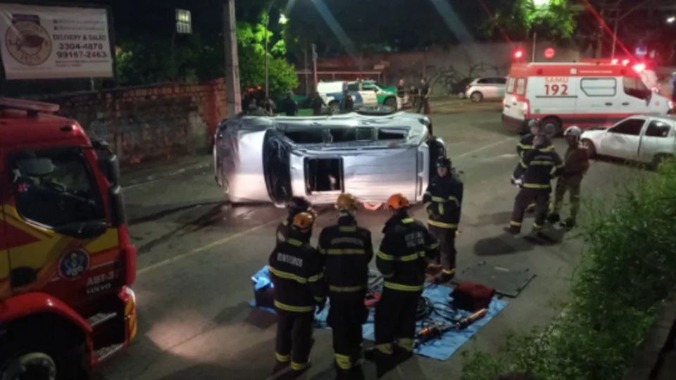 Vídeo: Jovem de 19 anos morre em grave acidente envolvendo três carros na madrugada