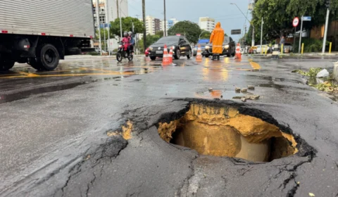 Cratera retorna e causa transtornos ao trânsito por causa do péssimo estado do asfalto na Av. Umberto Calderaro