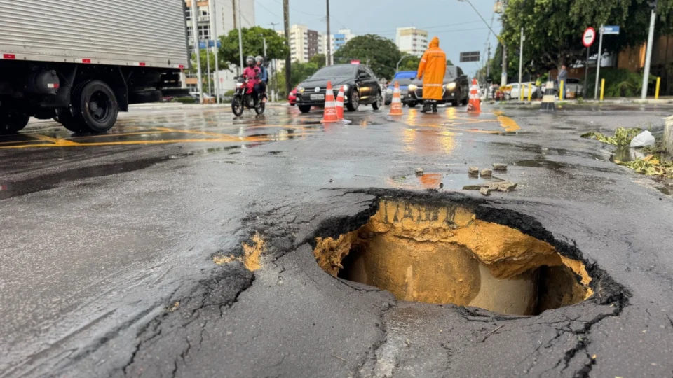 Cratera retorna e causa transtornos ao trânsito por causa do péssimo estado do asfalto na Av. Umberto Calderaro