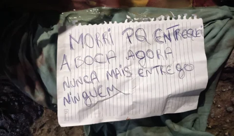 Homem é encontrado morto em carrinho de bebê com faca cravada no nariz no Novo Aleixo
