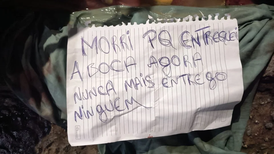 Homem é encontrado morto em carrinho de bebê com faca cravada no nariz no Novo Aleixo