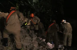 Corpo de Bombeiros confirma que 6 pessoas foram soterradas e 9 casas foram atingidas por deslizamento no Fazendinha