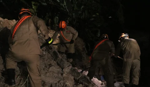 Corpo de Bombeiros confirma que 6 pessoas foram soterradas e 9 casas foram atingidas por deslizamento no Fazendinha