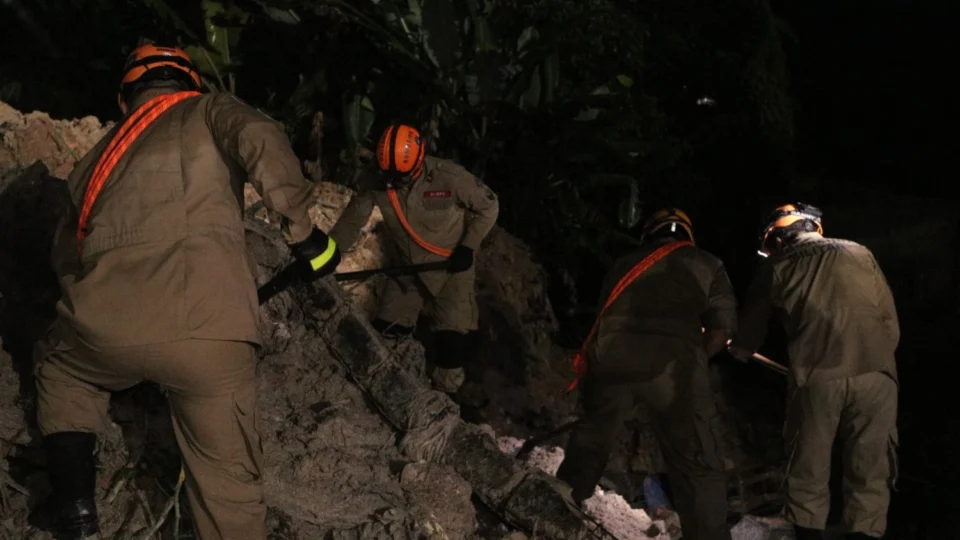 Corpo de Bombeiros confirma que 6 pessoas foram soterradas e 9 casas foram atingidas por deslizamento no Fazendinha