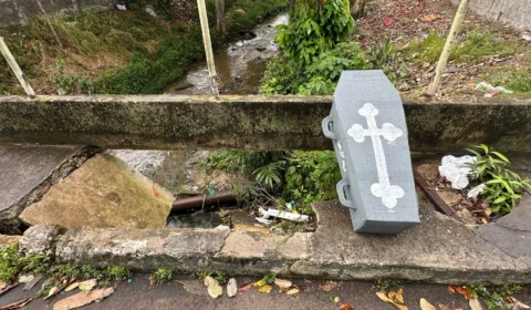 Moradores do Coroado protestam contra obra inacabada e cobram providências da Prefeitura