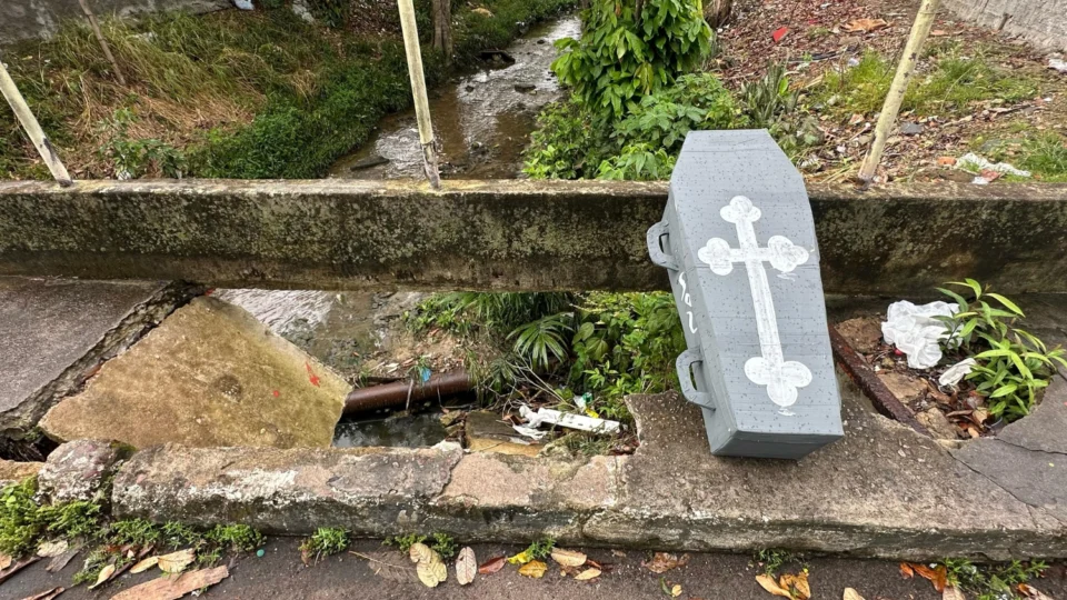 Moradores do Coroado protestam contra obra inacabada e cobram providências da Prefeitura