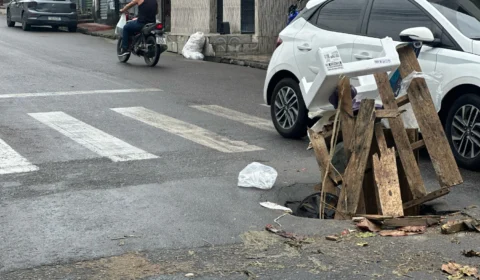 Buraco é preenchido com entulho após 9 carros caírem dentro no Novo Aleixo