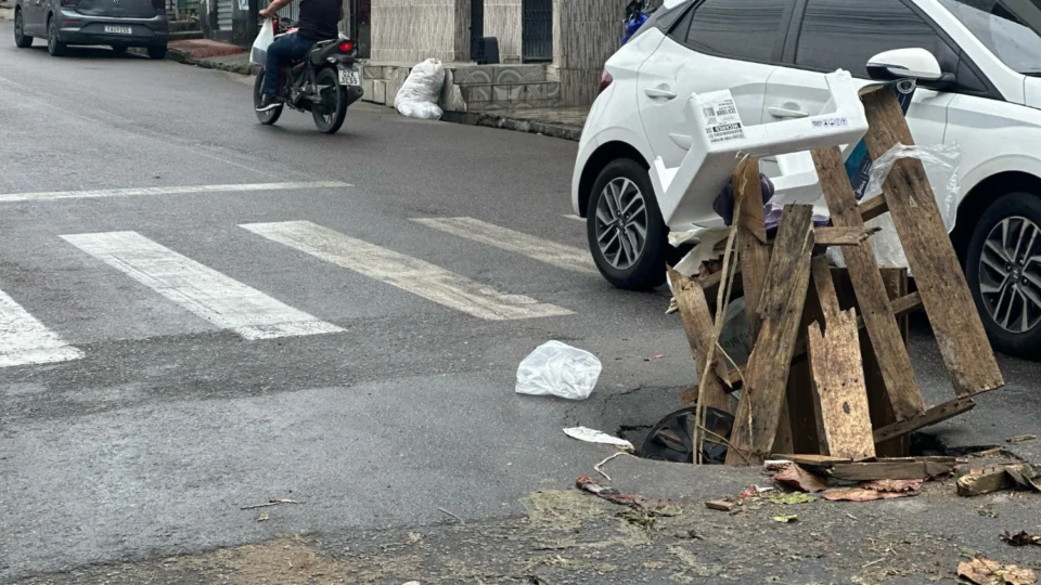 Buraco é preenchido com entulho após 9 carros caírem dentro no Novo Aleixo